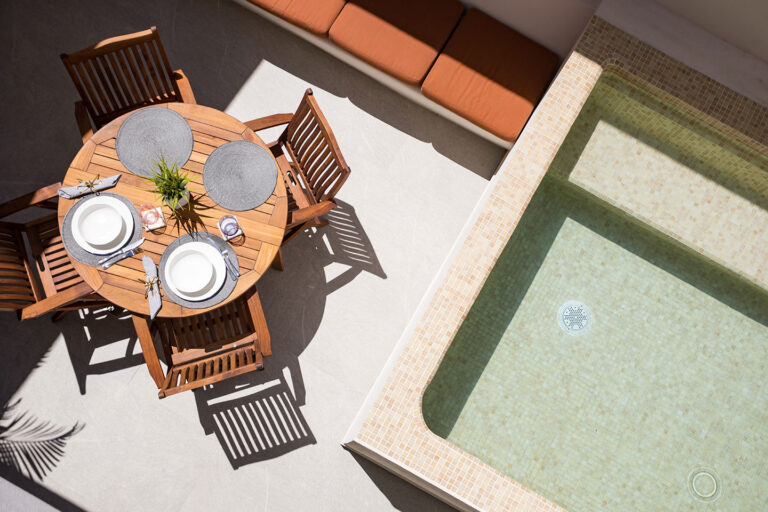 Suite with Private Pool. One block to the beach!