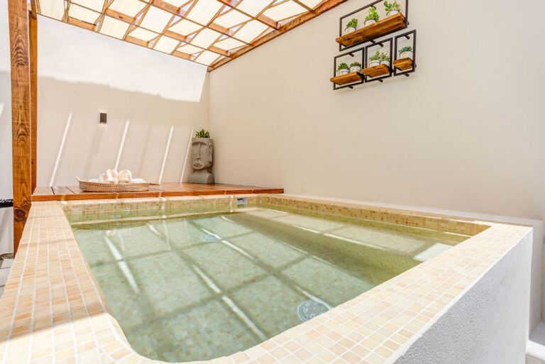 Condo w/Private Pool & Car. Few steps to ocean