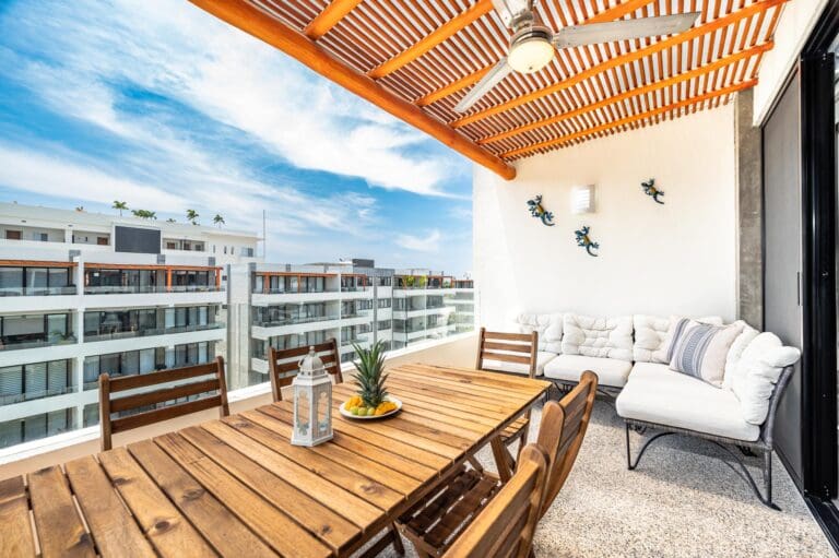 Stylish Condo – Walk to the beach!