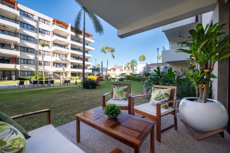 Front Pool Condo w/ BBQ. Walk to Beach