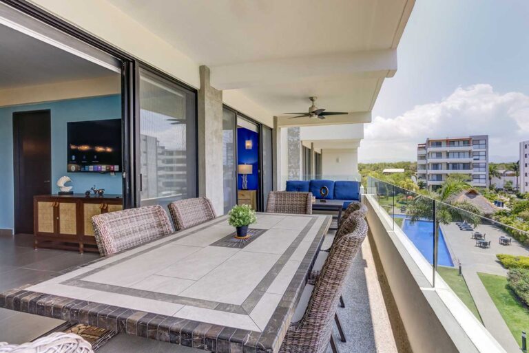 Trendy Corner Condo w/ BBQ. Near Ocean
