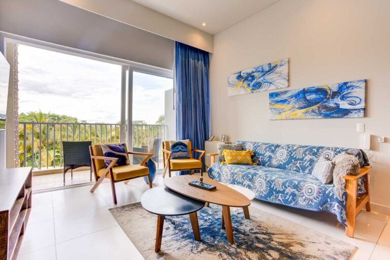 Gorgeous Condo w/Car. Walk to beach