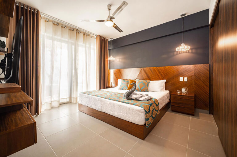 Beautiful Condo, Walk to the Beach!