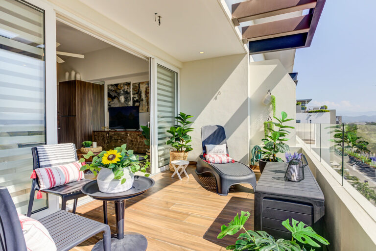 Luxe Condo w/ Rooftop Pool & Car